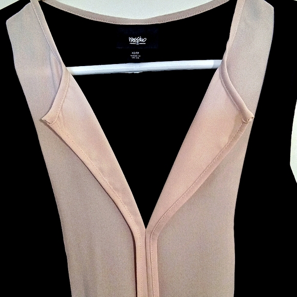 Massimo Two Tone V Neckline Sleeveless Blouse - Picture 7 of 11